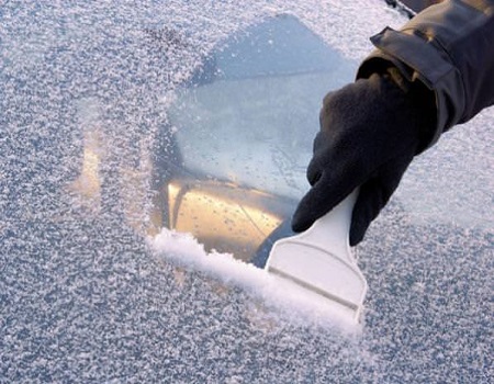 Come sbrinare correttamente il parabrezza dell'auto